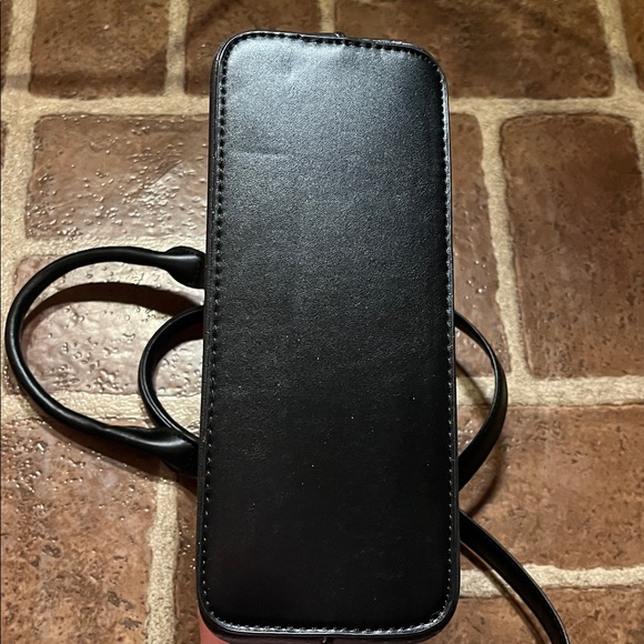 Elegant Black and Tan Handbag - Picture 5 of 8